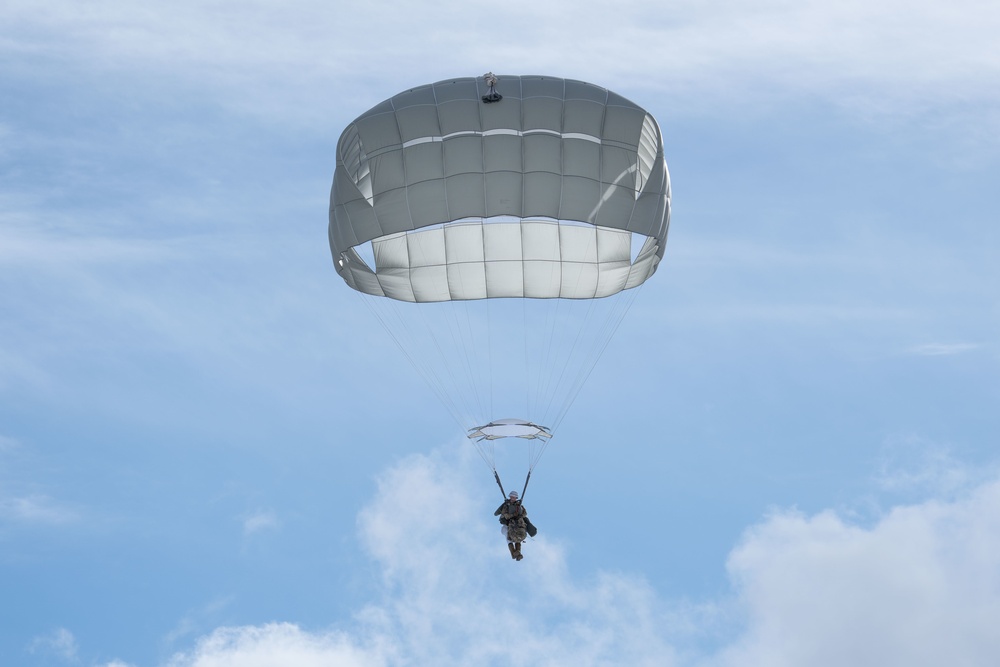 Army paratroopers conduct airborne training