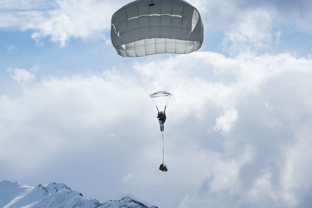 Army paratroopers conduct airborne training