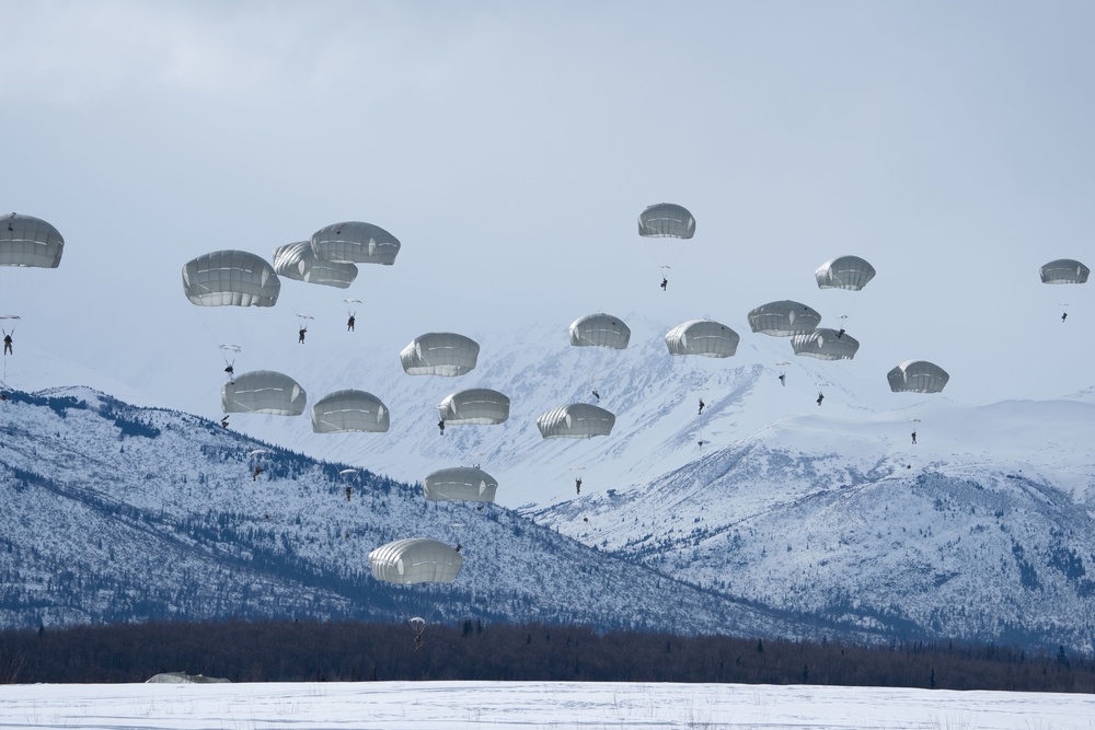 Army paratroopers conduct airborne training