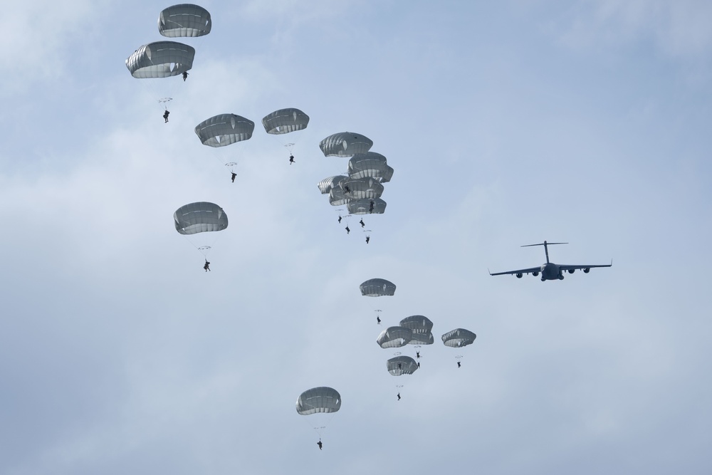 Army paratroopers conduct airborne training