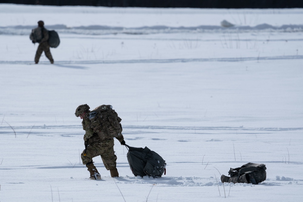 Army paratroopers conduct airborne training