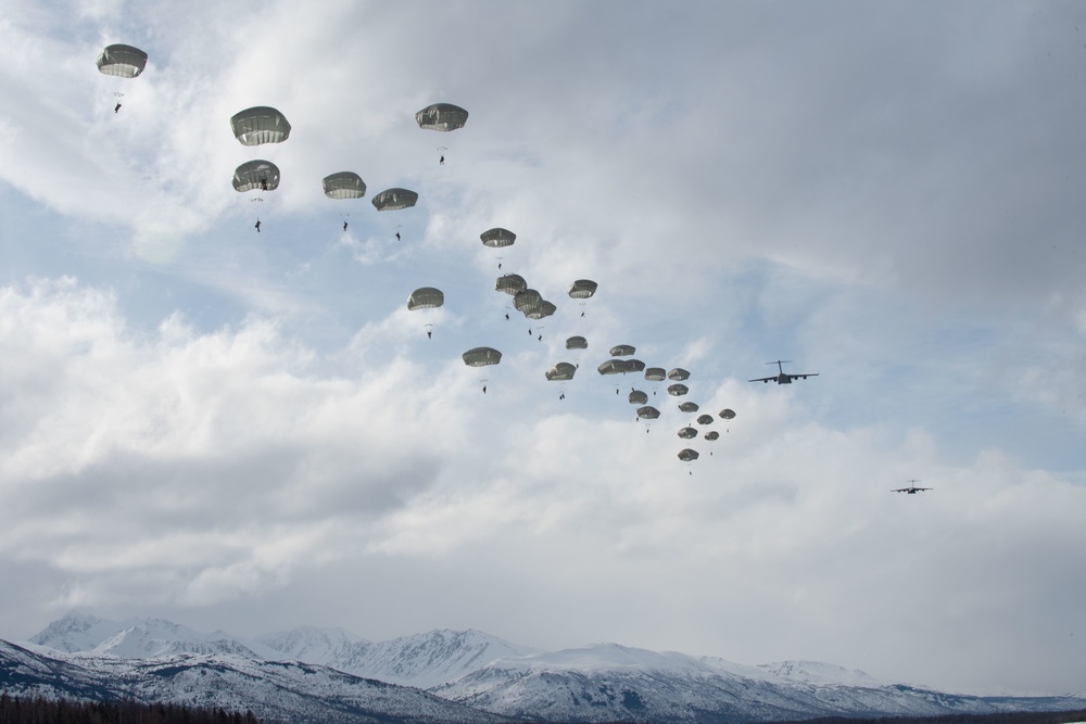 Army paratroopers conduct airborne training