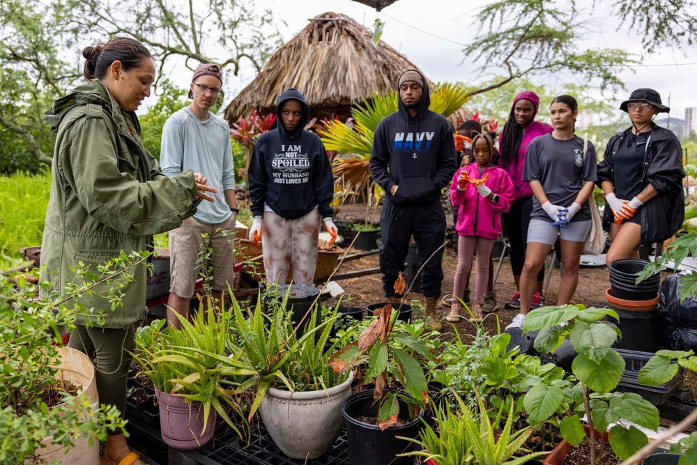 Sailors Partner With Community To Restore Historic Hawaiian Fishpond