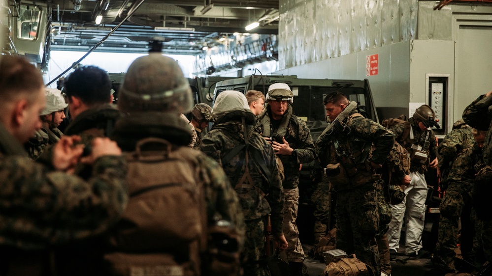 3/6 Conducts Amphibious Beach Landing from HNLMS Rotterdam