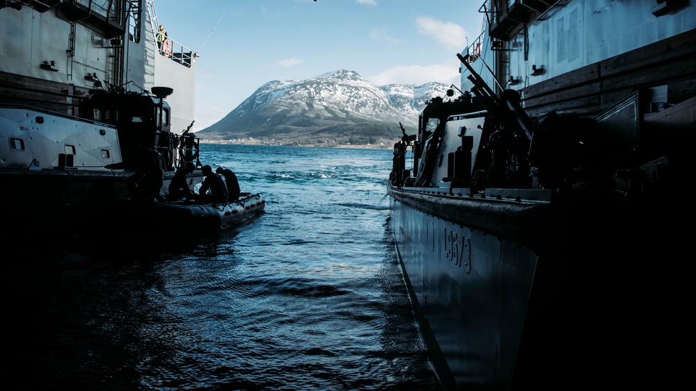 3/6 Conducts Amphibious Beach Landing from HNLMS Rotterdam