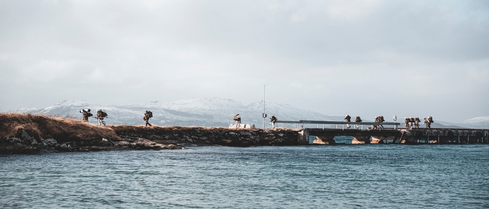 3/6 Conducts Amphibious Beach Landing from HNLMS Rotterdam