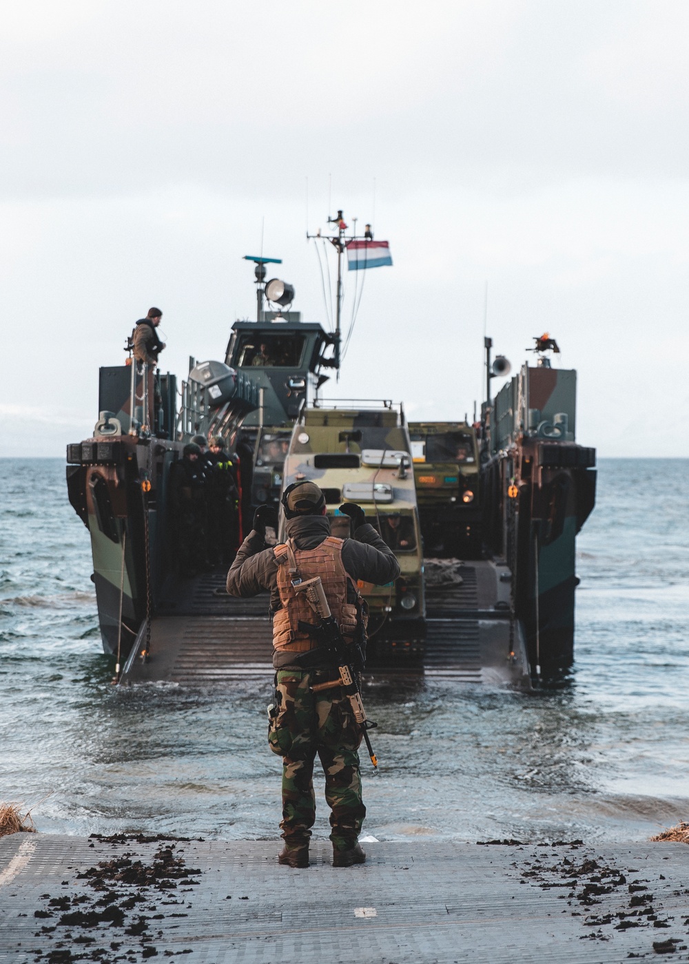 3/6 Conducts Amphibious Beach Landing from HNLMS Rotterdam