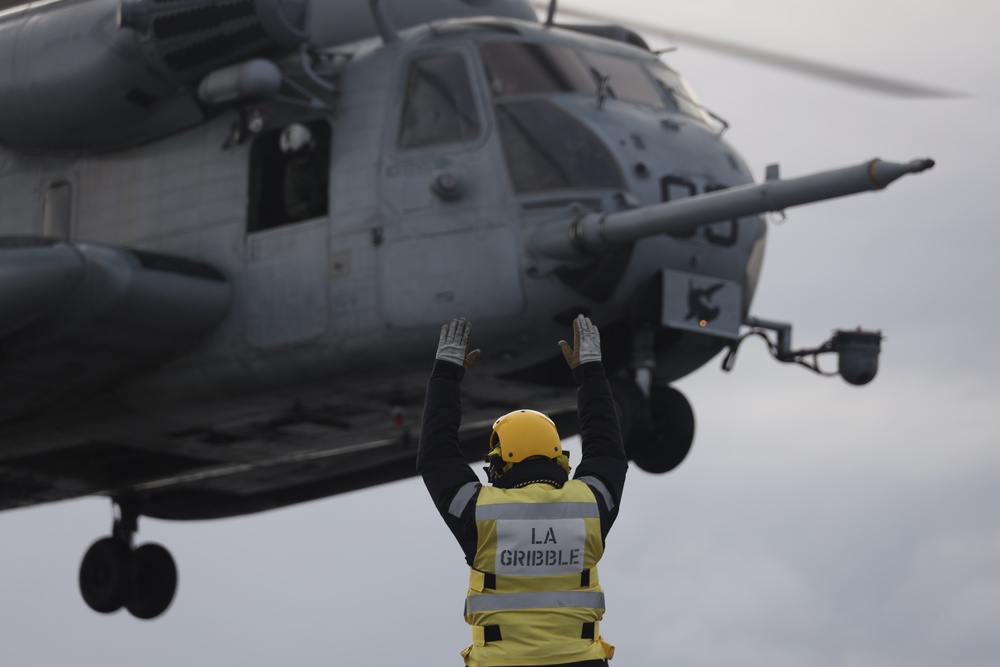 U.S. Marines conduct training on HMS Prince of Wales