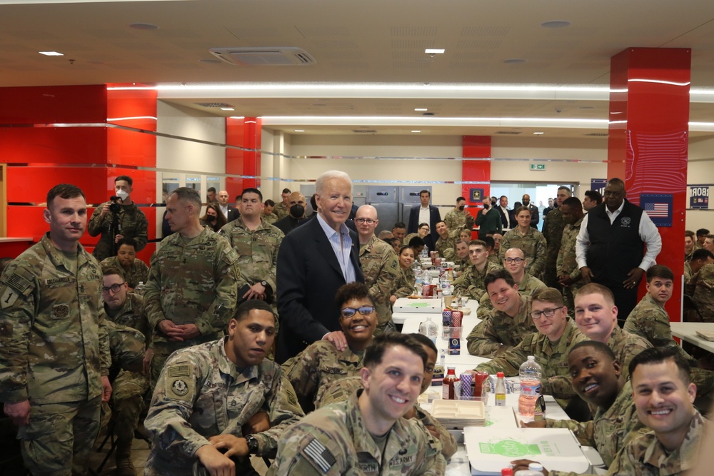 Commander-in-Chief meets with the 82nd Airborne Division
