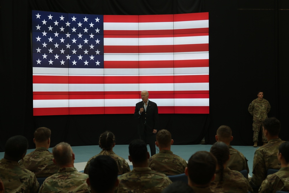 Commander-in-Chief meets with the 82nd Airborne Division