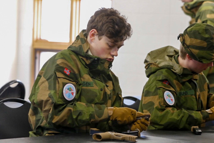 Norwegian Soldiers prepare for weapons qualification at Camp Ripley