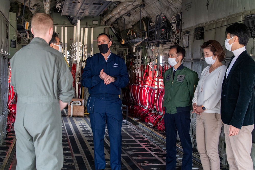 Yokota hosts JASDF Chief of Staff for U.S.-Japan Leadership Program