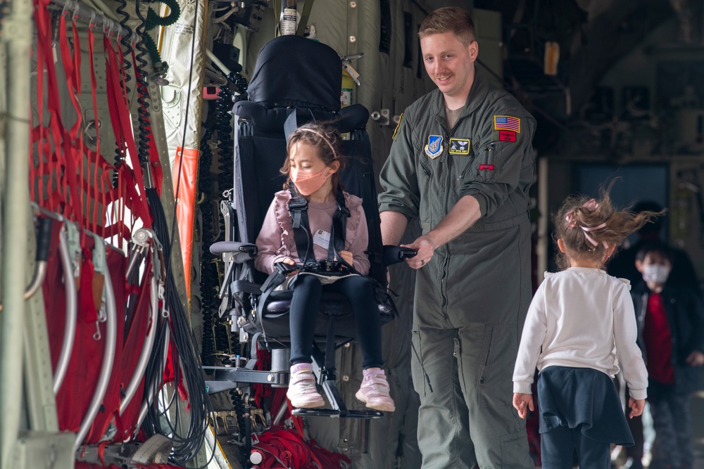 Yokota hosts JASDF Chief of Staff for U.S.-Japan Leadership Program