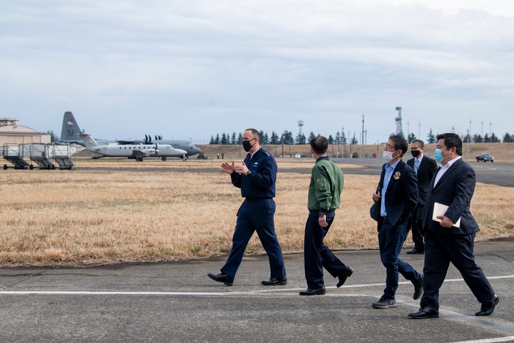 Yokota hosts JASDF Chief of Staff for U.S.-Japan Leadership Program