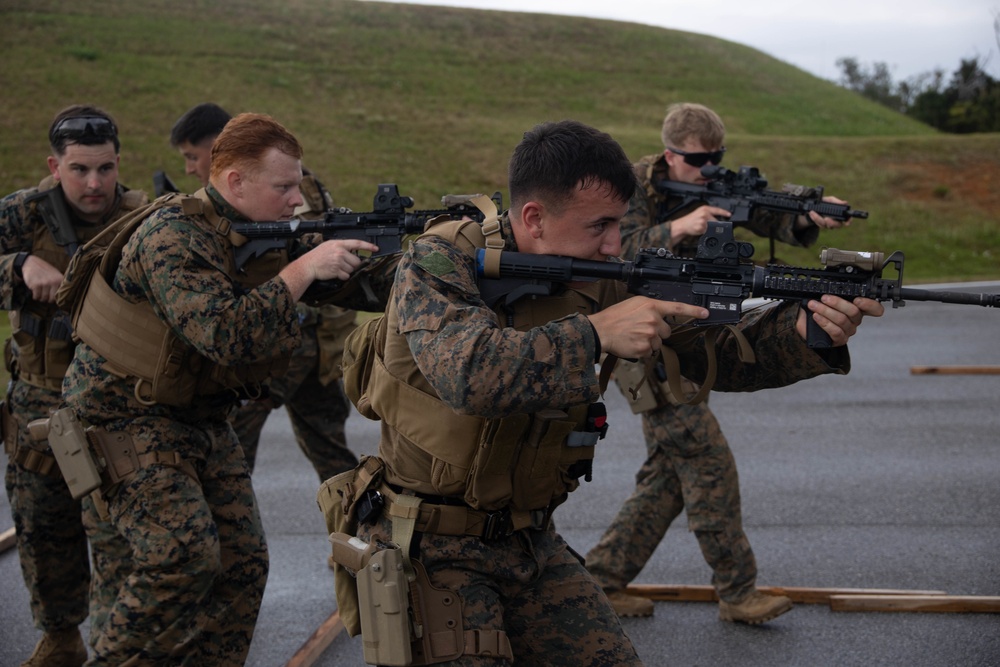 Reconnaissance Marines and Green Berets train together