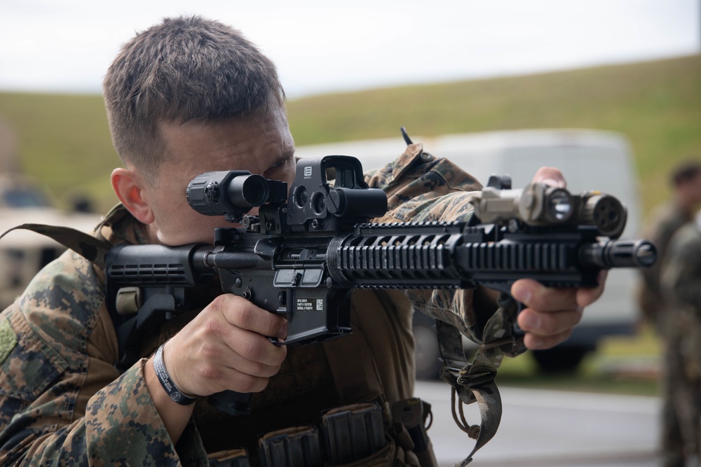 Reconnaissance Marines and Green Berets train together