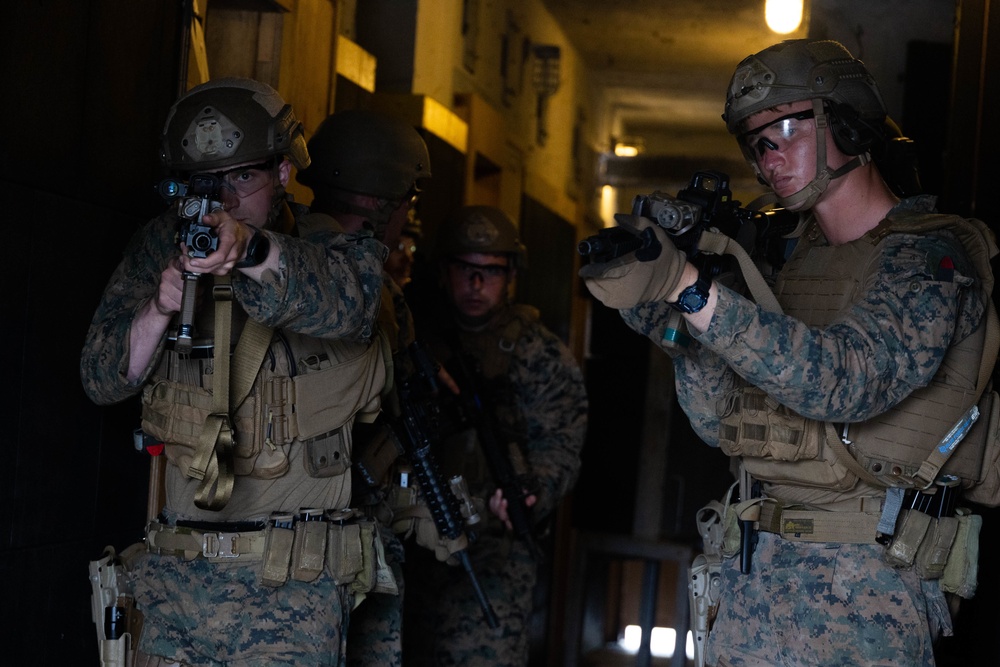 DVIDS - Images - Reconnaissance Marines and Green Berets train together ...