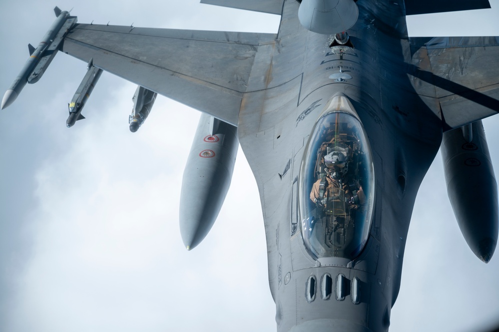 340th EARS refuels F-16 Fighting Falcons