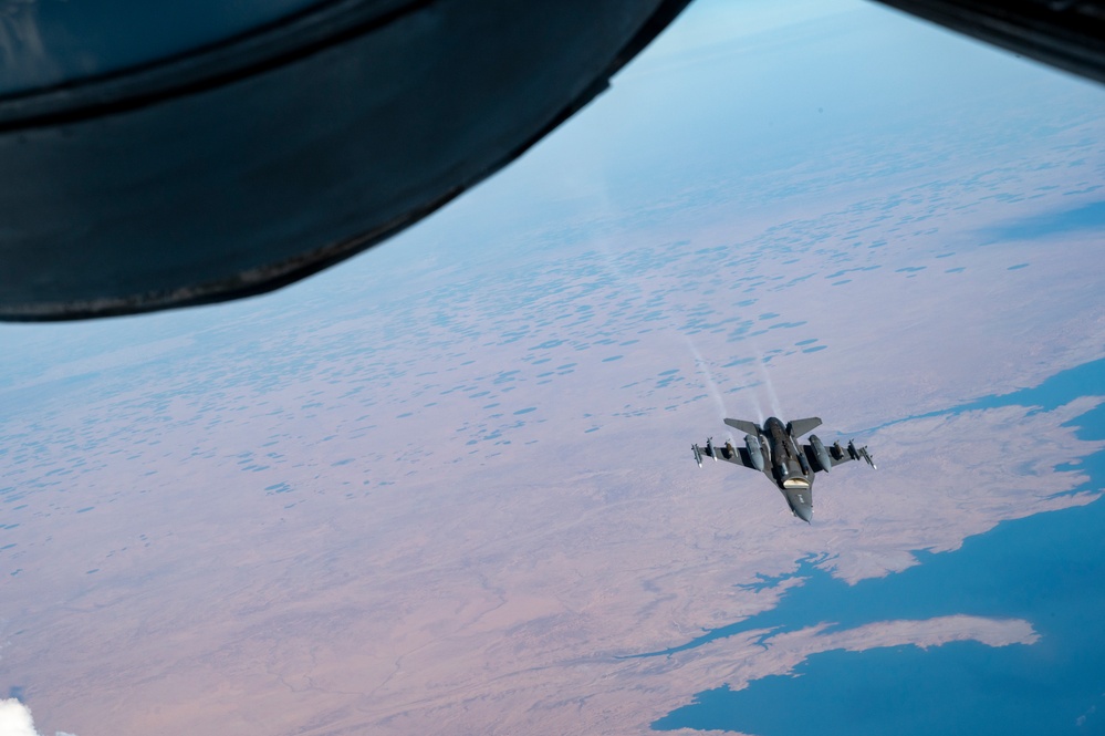 340th EARS refuels F-16 Fighting Falcons