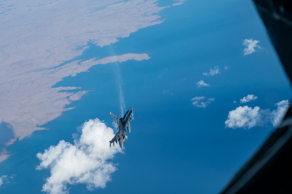 340th EARS refuels F-16 Fighting Falcons