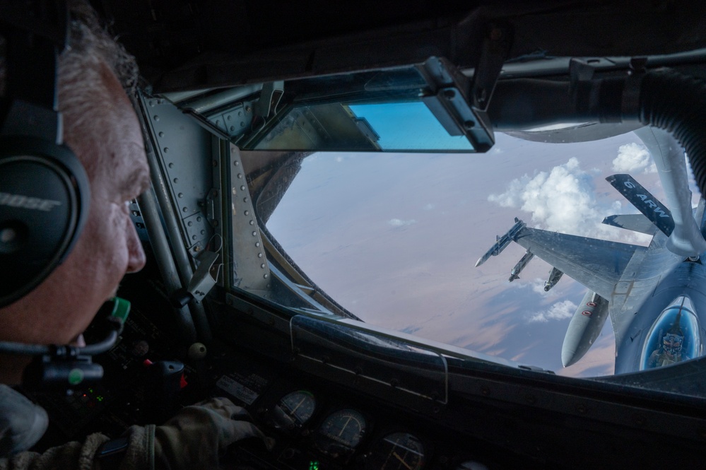 340th EARS refuels F-16 Fighting Falcons