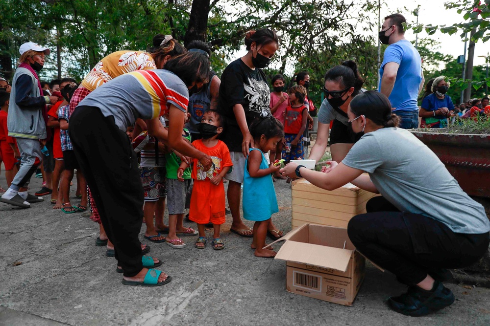 Abraham Lincoln conducts community relations project in Manila