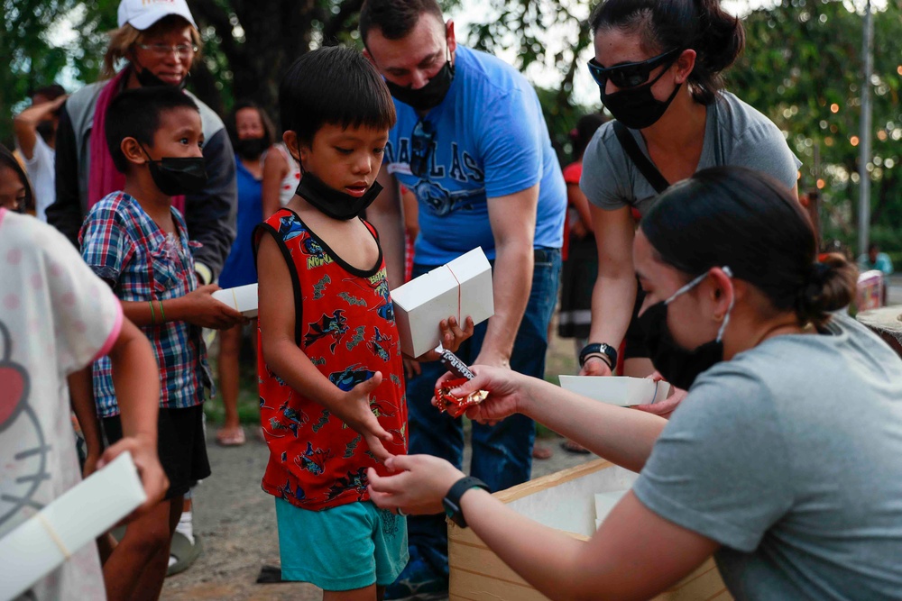 Abraham Lincoln conducts community relations project in Manila