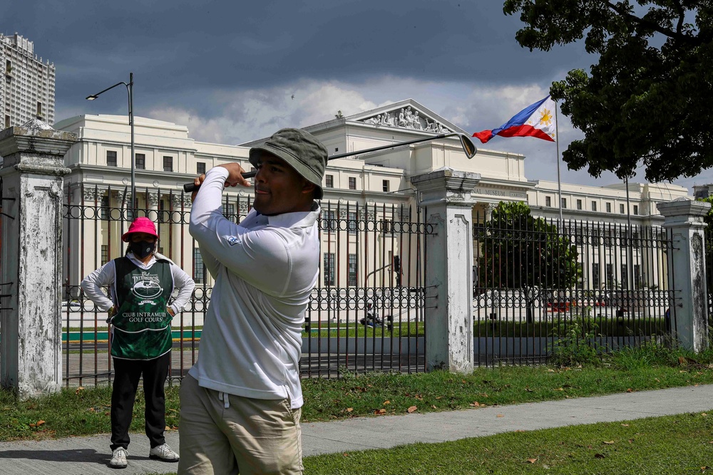 Abraham Lincoln conducts a port call in Manila, Philippines