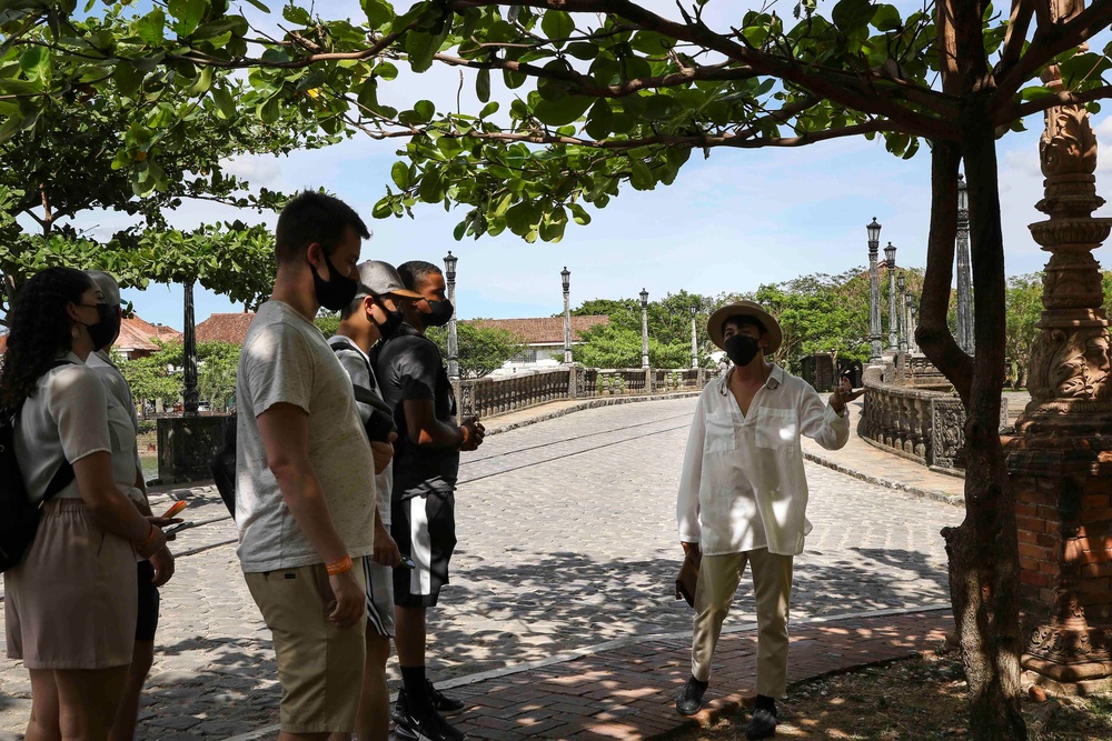 Abraham Lincoln conducts port call in Manila, Philippines