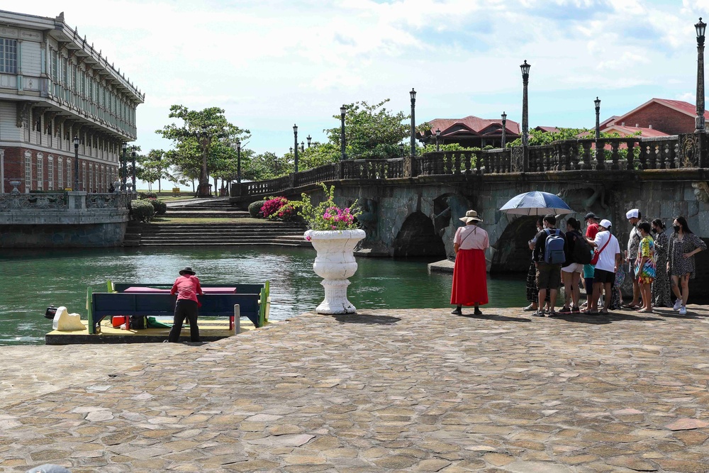 Abraham Lincoln conducts port call in Manila, Philippines