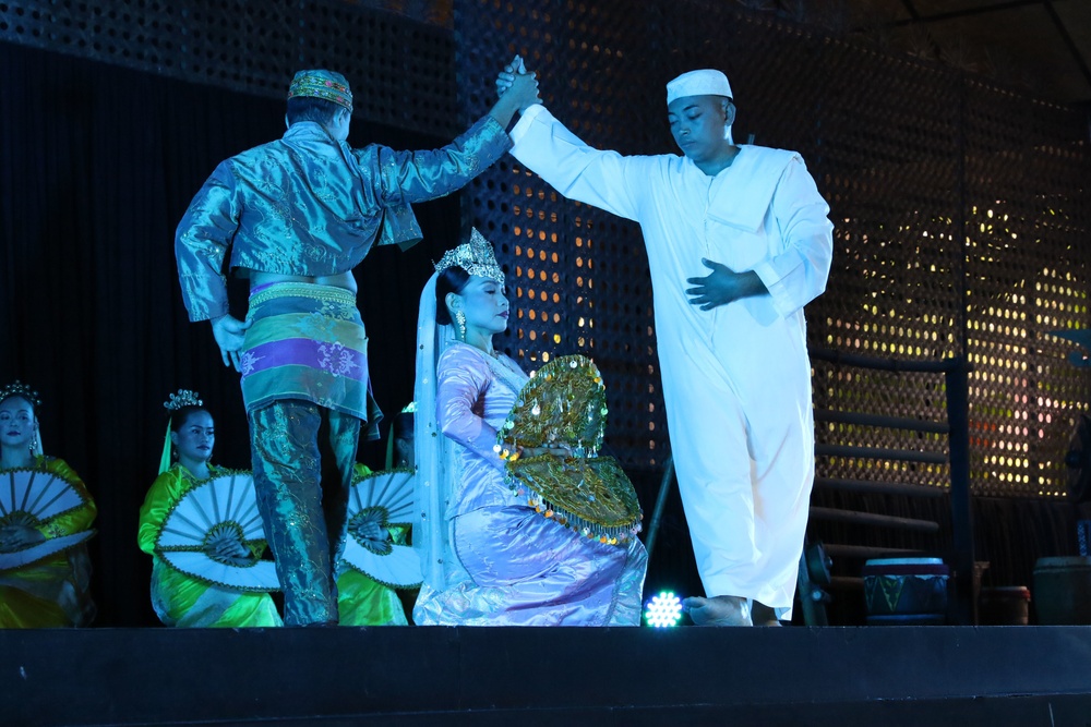 Abraham Lincoln conducts port call in Manila, Philippines