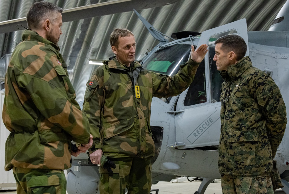 Prime Minister of Norway and Norwegian Chief of Defense visit Marines in Norway