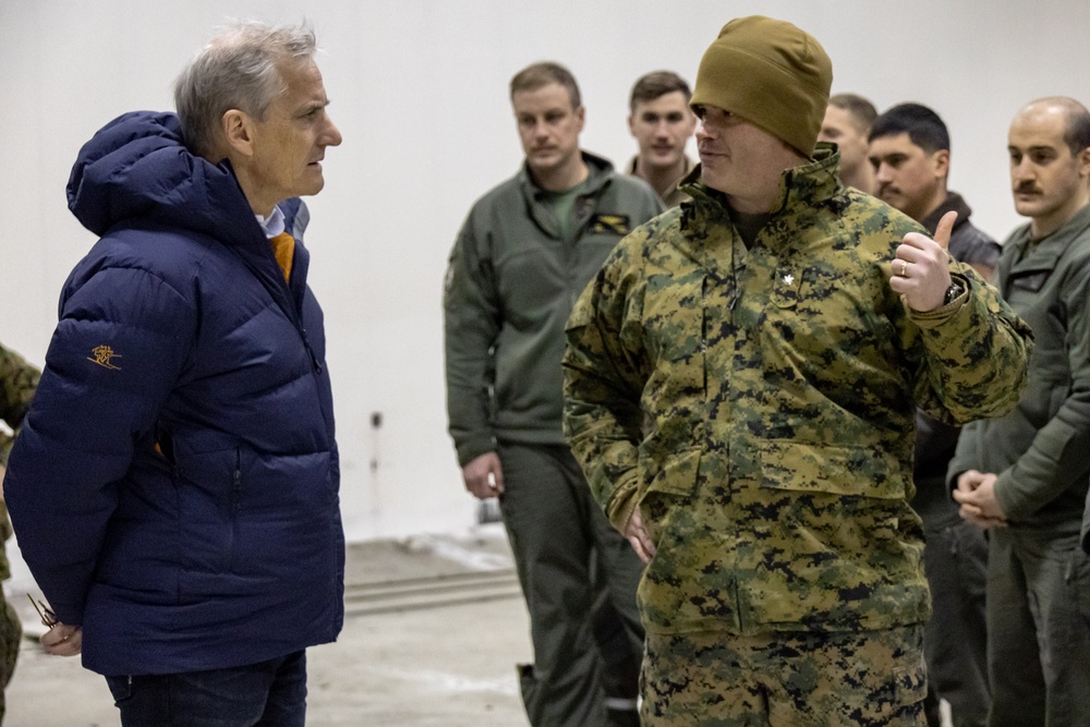 Prime Minister of Norway and Norwegian Chief of Defense visit Marines in Norway