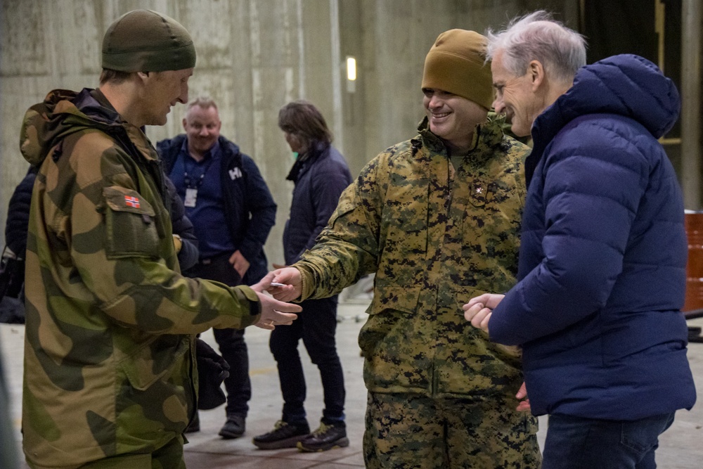 Prime Minister of Norway and Norwegian Chief of Defense visit Marines in Norway