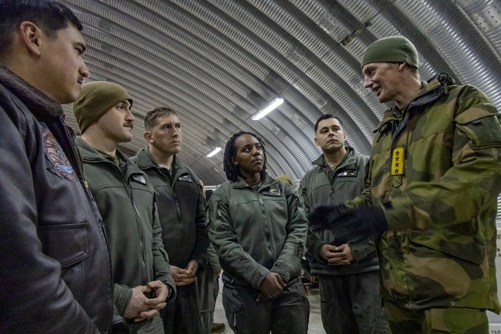 Prime Minister of Norway and Norwegian Chief of Defense visit Marines in Norway