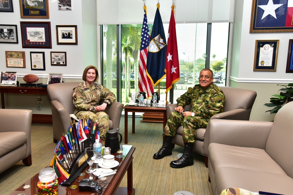 Colombia's Gen. Navarro Visits SOUTHCOM