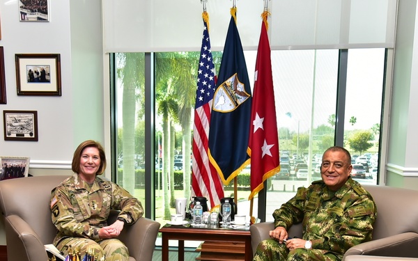 Colombia's Gen. Navarro Visits SOUTHCOM