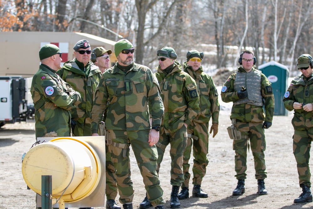 Norwegian Soldiers complete M17 pistol qualification