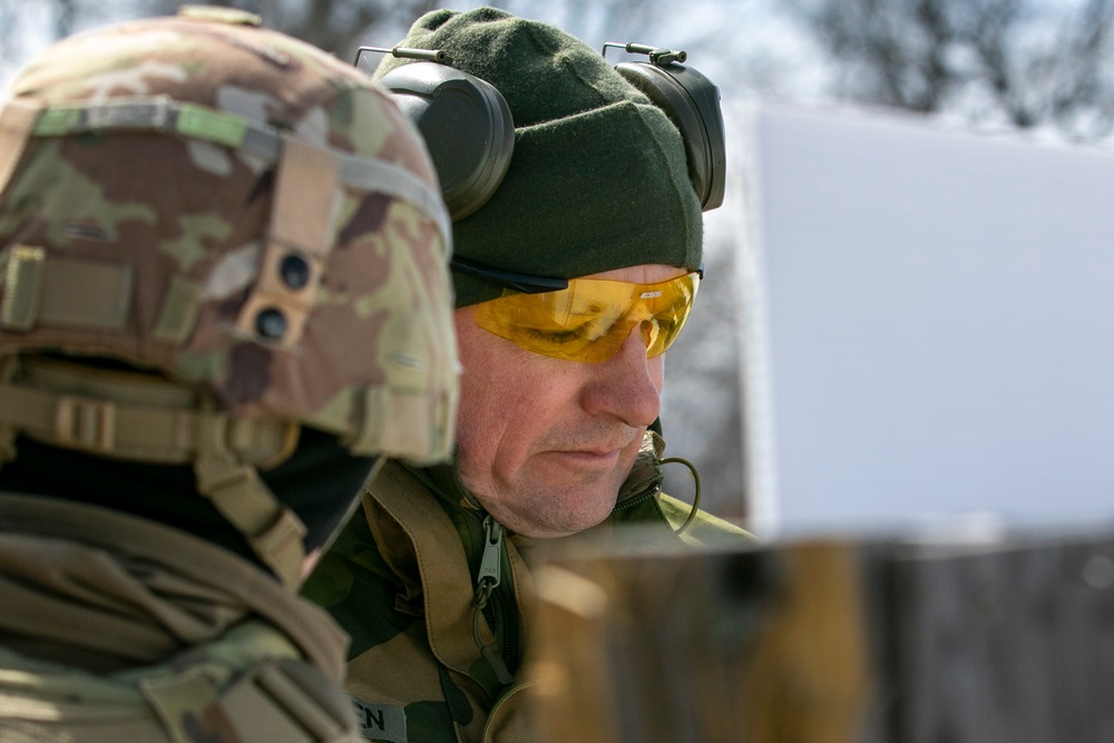 Norwegian Soldiers complete M17 pistol qualification