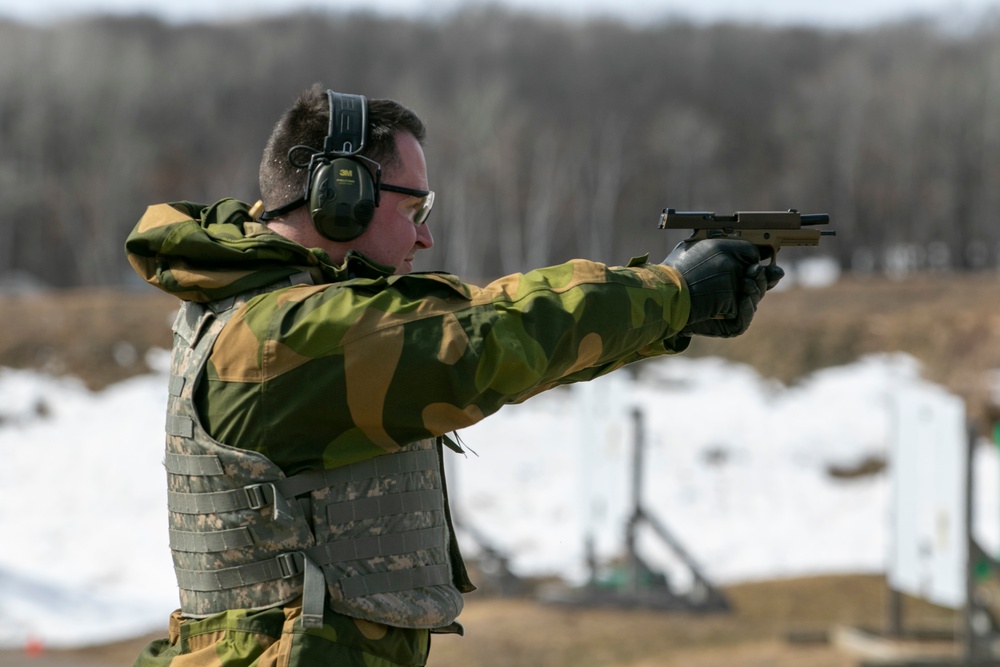 Norwegian Soldiers complete M17 pistol qualification