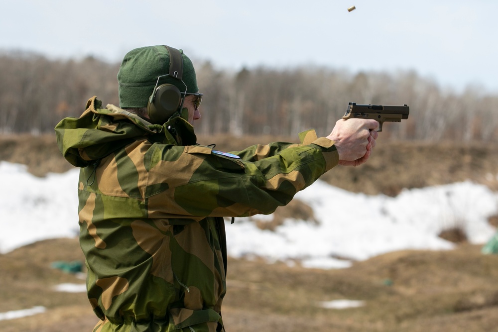 Norwegian Soldiers complete M17 pistol qualification