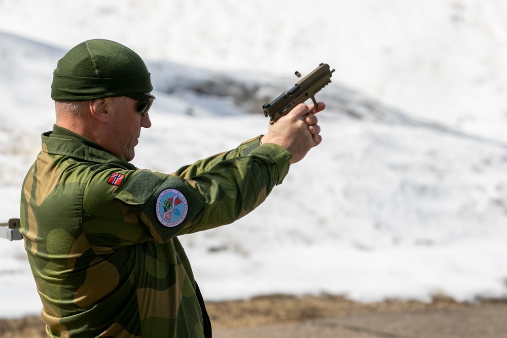 Norwegian Soldiers complete M17 pistol qualification