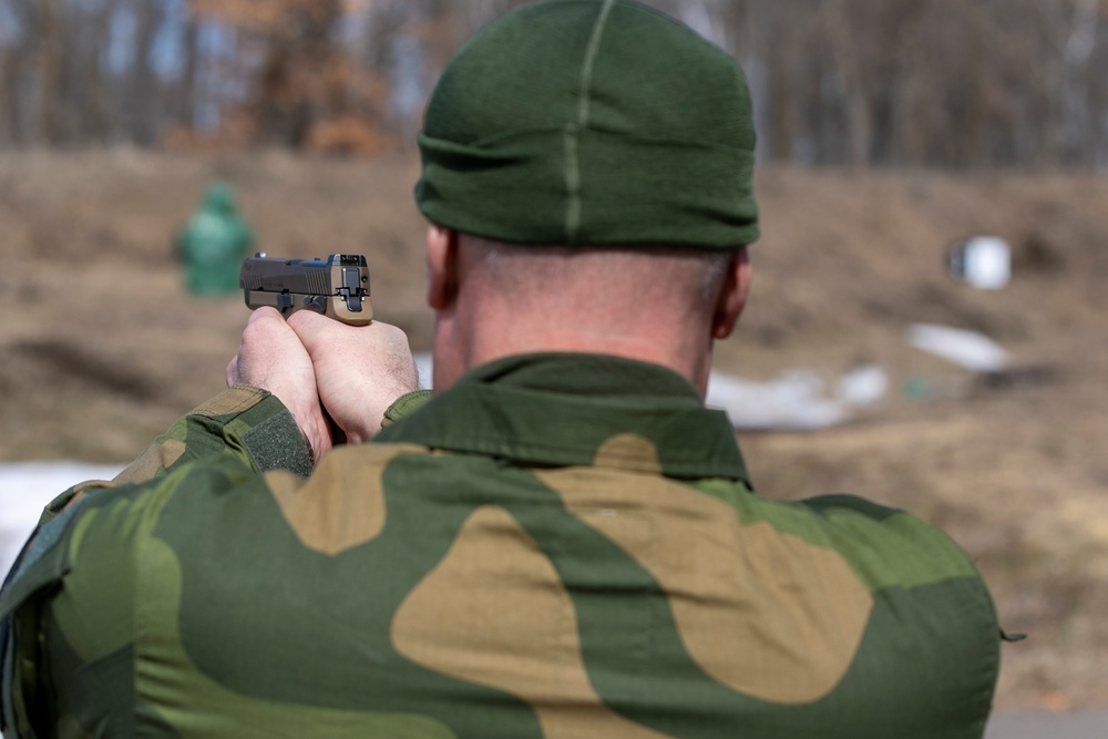 Norwegian Soldiers complete M17 pistol qualification