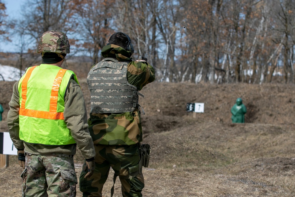 Norwegian Soldiers complete M17 pistol qualification