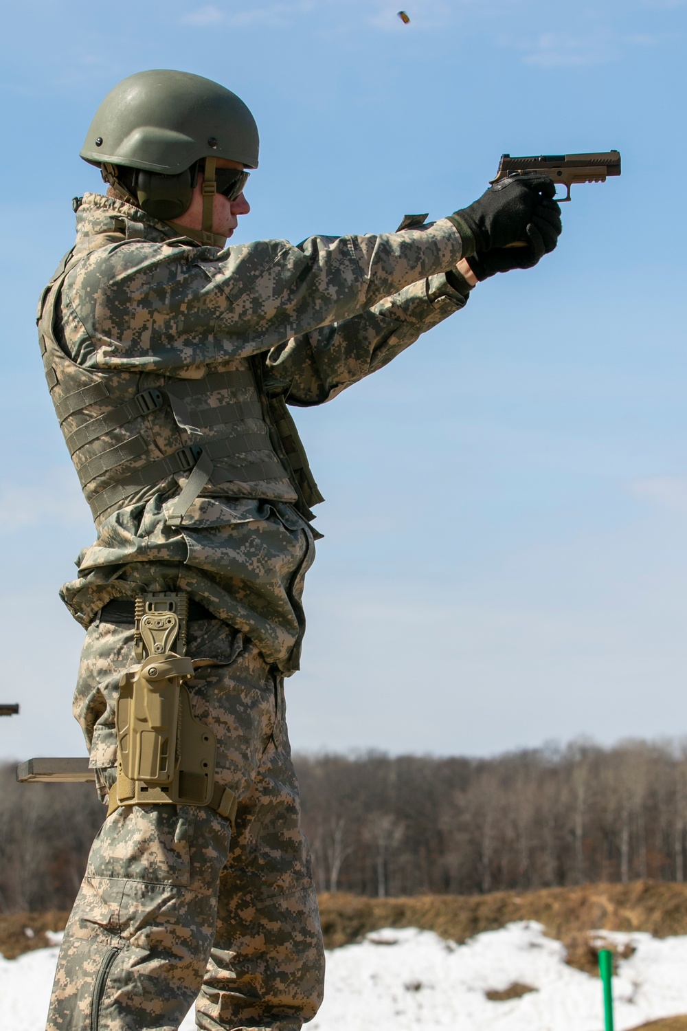 Norwegian Soldiers complete M17 pistol qualification