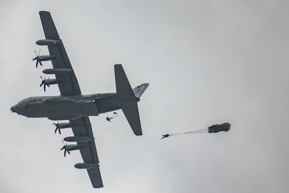 Balikatan 22: U.S. Army, Philippine Army Soldiers conduct Friendship Jump