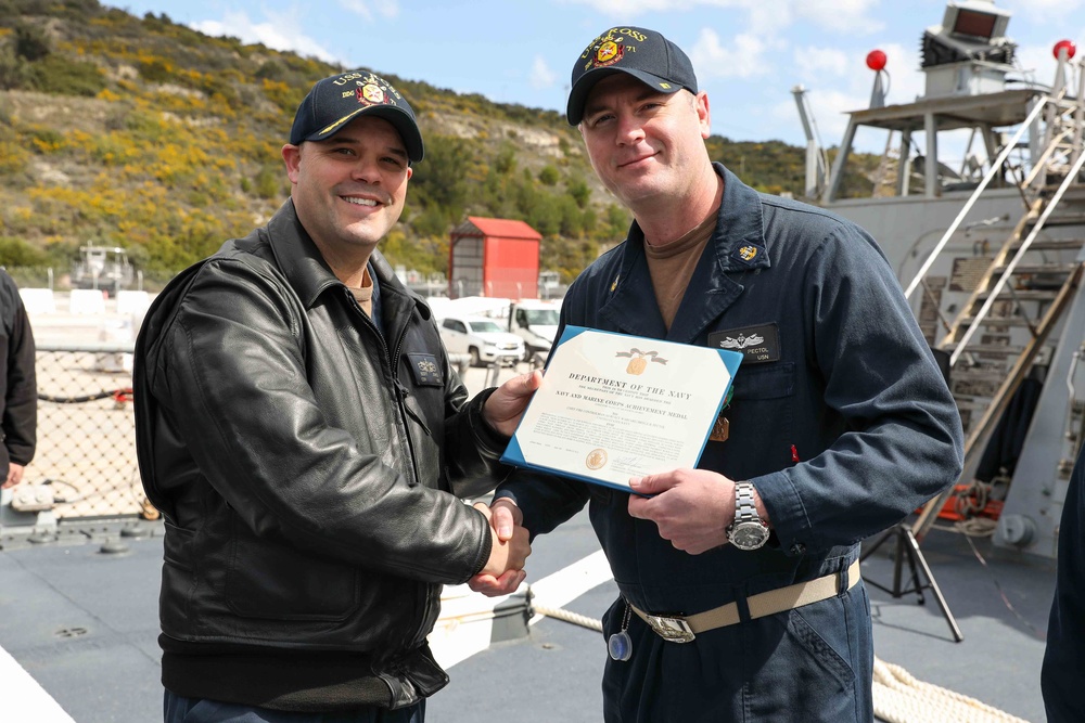 USS Ross Sailors receive awards