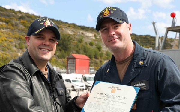 USS Ross Sailors receive awards