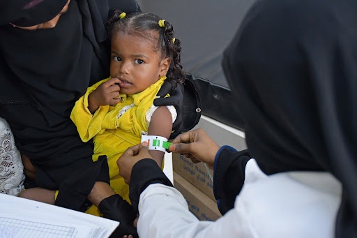 USAID-Trained Nurse Treats Pediatric Patient in Yemen