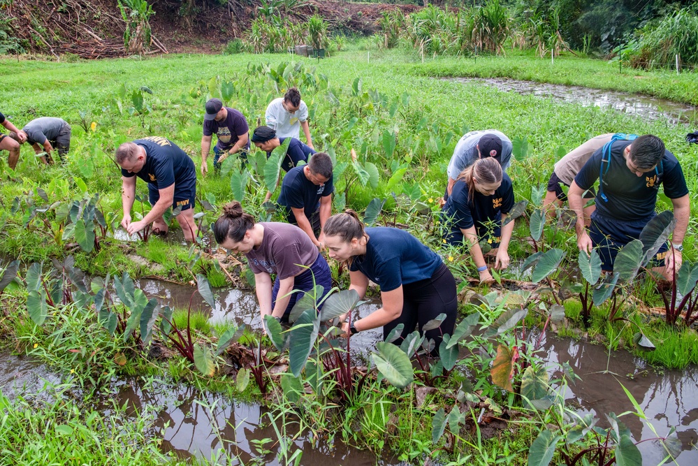 Pacific Fleet Sailors, Coast Guardsmen Volunteer to Learn                      History, Culture and Sustainability